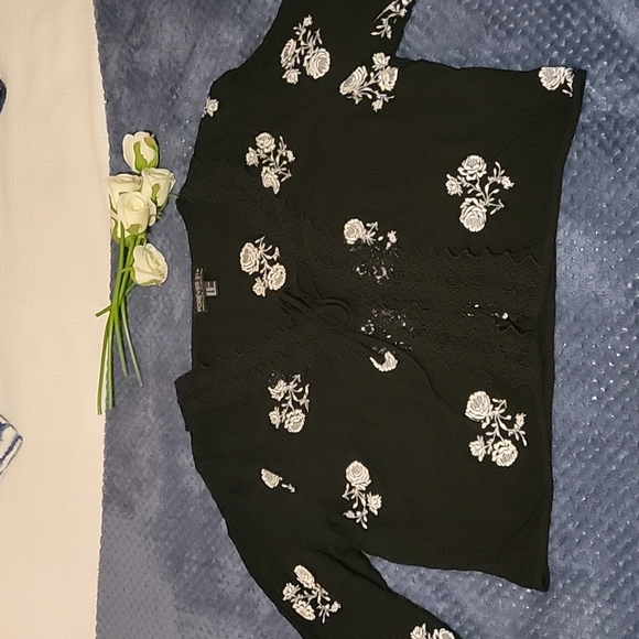 NWOT FOREVER 21 BLOUSE - Picture 4 of 17